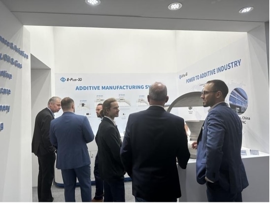 la folla nello stand di Eplus3D a Formnext2023