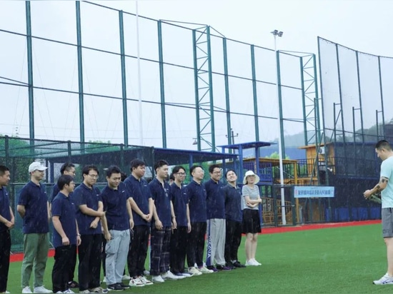 L'allenamento all'aperto del team è "trendy, divertente, rilassato, di collaborazione, di sfida" e altri elementi.