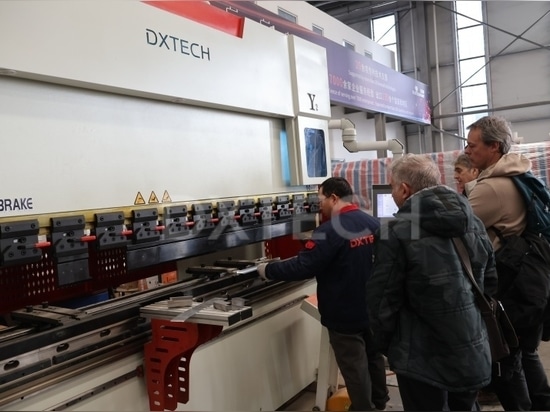 DXTECH accoglie i clienti spagnoli per una visita in fabbrica e un'esperienza pratica