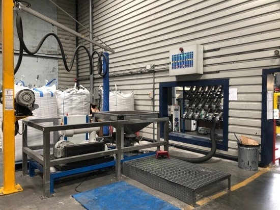 Massimizzare l'efficienza nello scarico dei materiali: Sistemi essenziali per i trasformatori di materie plastiche