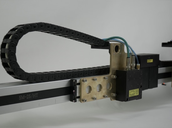 Sistema laser per il monitoraggio dello spessore delle lastre di gomma durante la calandratura