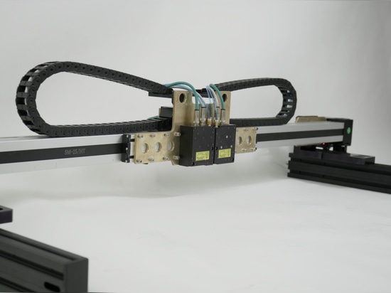 Sistema laser per il monitoraggio dello spessore delle lastre di gomma durante la calandratura