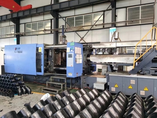 Macchina per lo stampaggio a iniezione di raccordi per tubi in PE - Serie GJ da SOUND Machinery