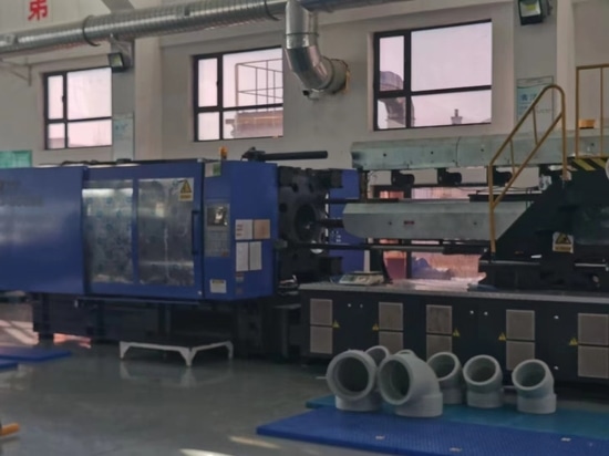 Macchina per lo stampaggio a iniezione di raccordi per tubi in PE - Serie GJ da SOUND Machinery