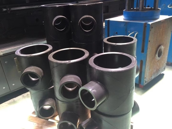 Macchina per lo stampaggio a iniezione di raccordi per tubi in PE - Serie GJ da SOUND Machinery