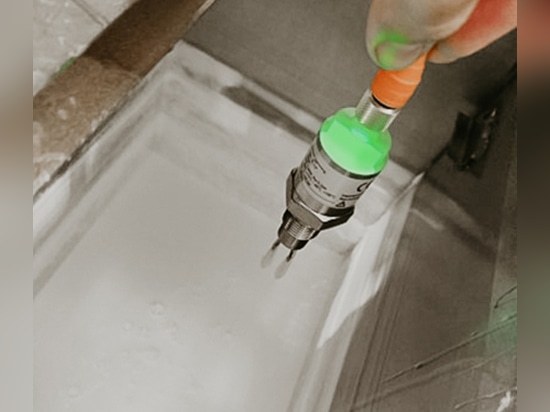 Vibranivo® VN 7130 durante il test di applicazione per il rilevamento del livello limite nella colla