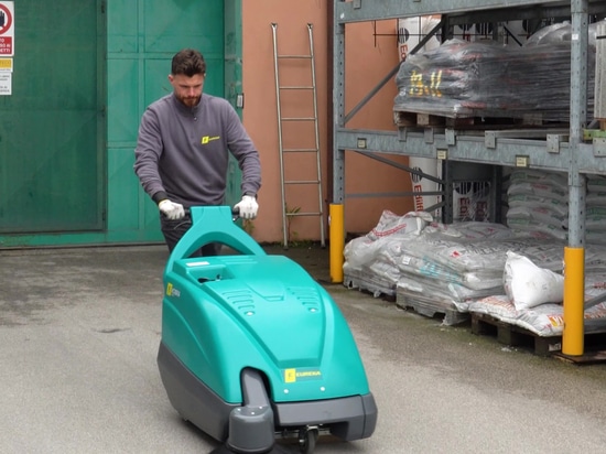 Spazzare la polvere dai piazzali è la sfida di pulizia più grande per un magazzino edile.