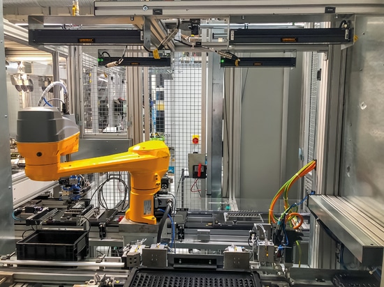 Quattro luci a barra LBHP modulari supportano il robot con compiti di "pick & place" nella produzione di statori