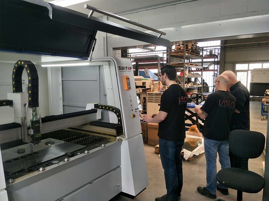 Macchina per il taglio laser in fibra di piccole dimensioni ad alta precisione SUNTOP in Germania