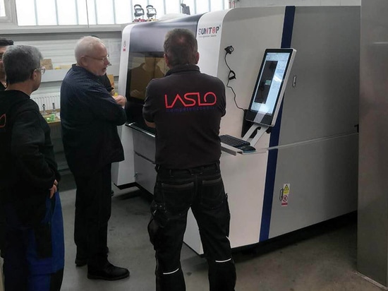 Macchina per il taglio laser in fibra di piccole dimensioni ad alta precisione SUNTOP in Germania