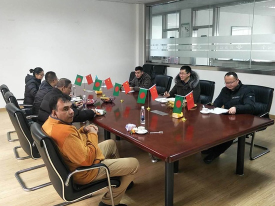 I clienti del Bangladesh visitano la fabbrica di taglio laser in fibra di Suntop