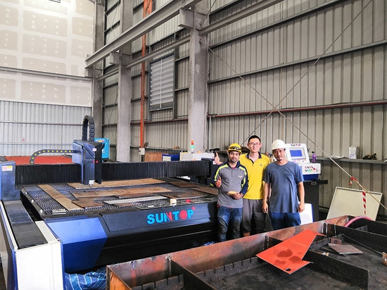Macchina da taglio laser personalizzata di grandi dimensioni installata a Singapore