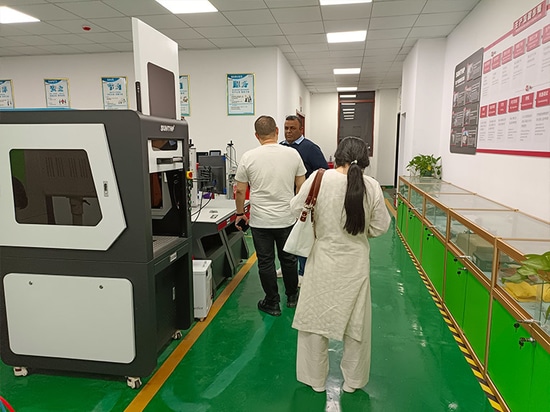 Clienti turchi ispezionano le nostre apparecchiature laser e discutono nuove opportunità di collaborazione