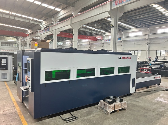 La macchina da taglio laser da 6KW per il cliente indonesiano viene sottoposta a debug e test prima della consegna