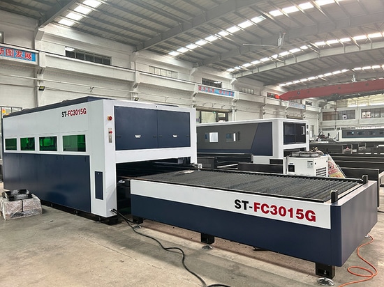 La macchina da taglio laser da 6KW per il cliente indonesiano viene sottoposta a debug e test prima della consegna