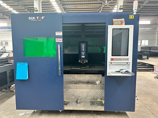 La macchina da taglio laser da 6KW per il cliente indonesiano viene sottoposta a debug e test prima della consegna