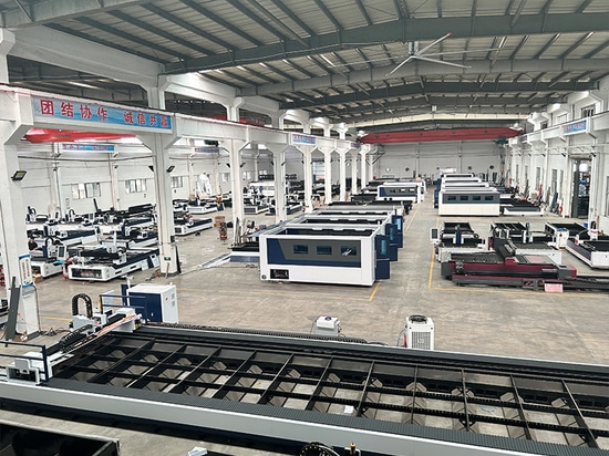 La macchina da taglio laser da 6KW per il cliente indonesiano viene sottoposta a debug e test prima della consegna