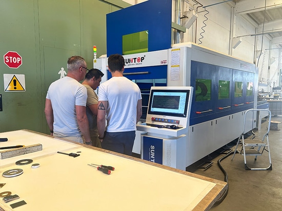 Un cliente italiano ha riordinato la macchina per il taglio laser e ha completato con successo la formazione