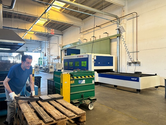 Un cliente italiano ha riordinato la macchina per il taglio laser e ha completato con successo la formazione