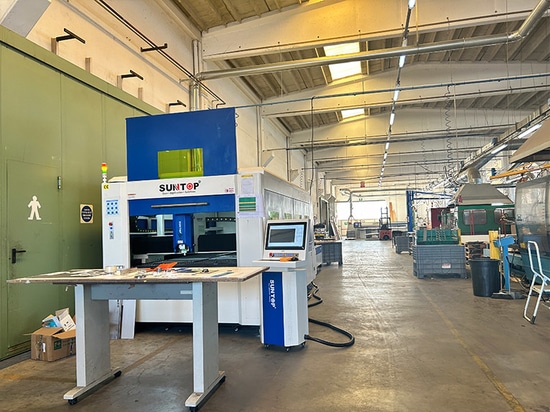 Un cliente italiano ha riordinato la macchina per il taglio laser e ha completato con successo la formazione