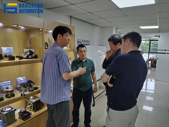 La delegazione dei clienti coreani ha visitato Hansheng Automation per uno studio approfondito del core business della produzione di precisione