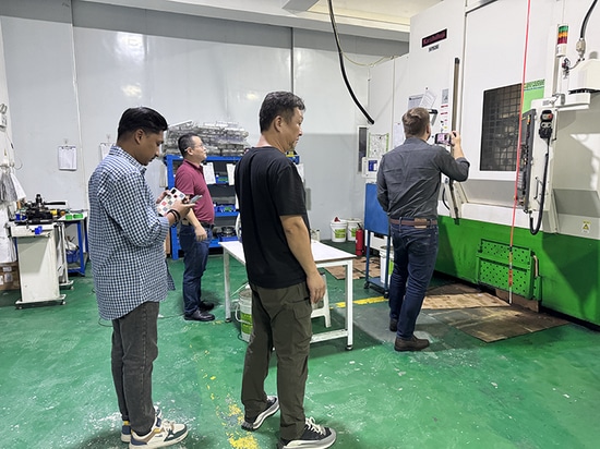 I clienti brasiliani hanno visitato Hansheng Automation per un'ispezione e uno scambio e hanno potuto constatare la forza della produzione ad alta precisione