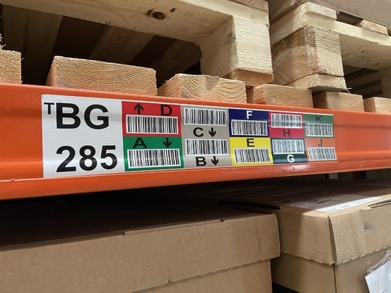 Esempio di etichetta per scaffalature con codice a barre multicolore su supporto bianco (Vinile/Ultrabond/Poliestere)