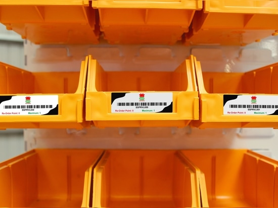 Etichetta a tre colori con codice a barre su supporto bianco (Vinile/Ultrabond/Poliestere)