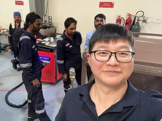 Un cliente di Dubai, negli Emirati Arabi Uniti, acquista la saldatrice laser portatile SUNTOP e organizza l'installazione e la formazione in loco