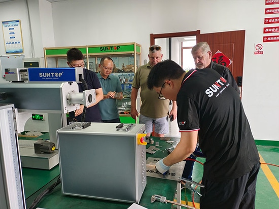 Un cliente sudafricano visita la fabbrica di Suntop Laser e riceve grandi elogi per le prestazioni della saldatrice laser