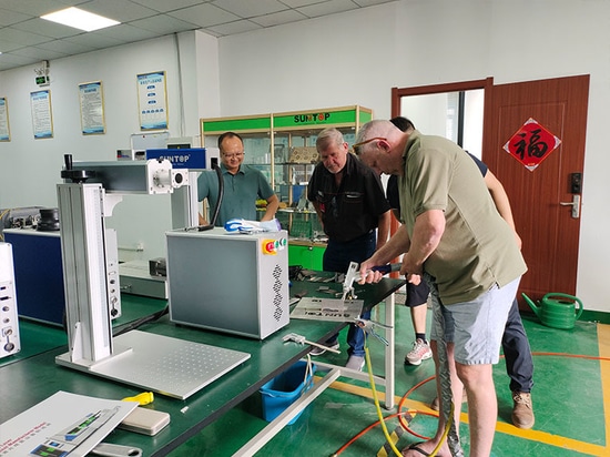 Un cliente sudafricano visita la fabbrica di Suntop Laser e riceve grandi elogi per le prestazioni della saldatrice laser