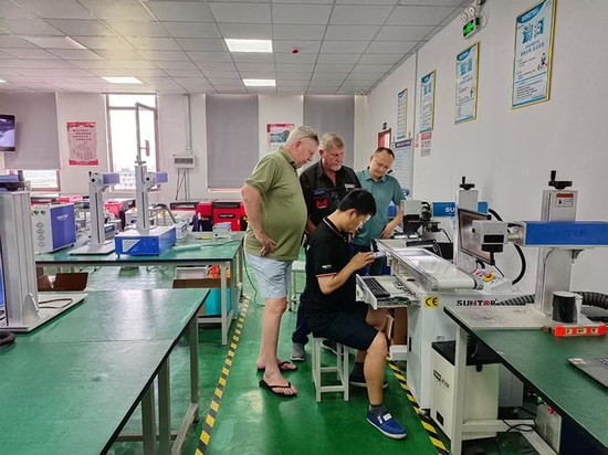 Un cliente sudafricano visita la fabbrica di Suntop Laser e riceve grandi elogi per le prestazioni della saldatrice laser