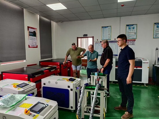 Un cliente sudafricano visita la fabbrica di Suntop Laser e riceve grandi elogi per le prestazioni della saldatrice laser