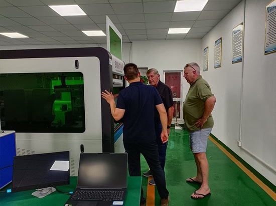Un cliente sudafricano visita la fabbrica di Suntop Laser e riceve grandi elogi per le prestazioni della saldatrice laser