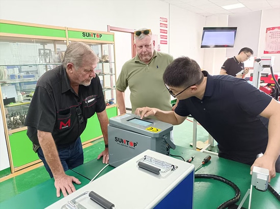 Un cliente sudafricano visita la fabbrica di Suntop Laser e riceve grandi elogi per le prestazioni della saldatrice laser
