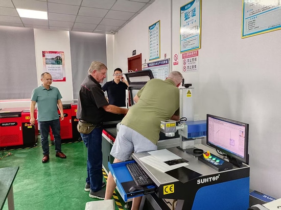 Un cliente sudafricano visita la fabbrica di Suntop Laser e riceve grandi elogi per le prestazioni della saldatrice laser