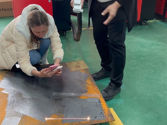 Un cliente georgiano visita la fabbrica Suntop e acquista un pulitore laser da 2000W