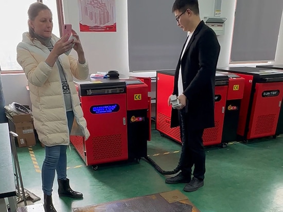 Un cliente georgiano visita la fabbrica Suntop e acquista un pulitore laser da 2000W