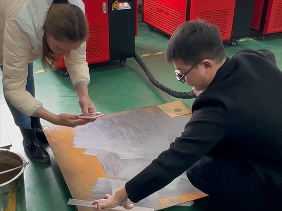 Un cliente georgiano visita la fabbrica Suntop e acquista un pulitore laser da 2000W