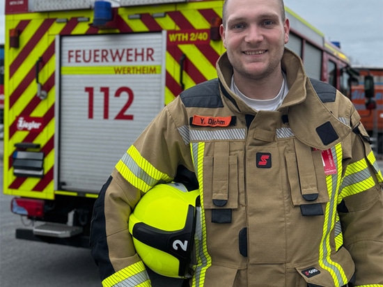 L'impiegato Yannic Diehms volontario con i vigili del fuoco