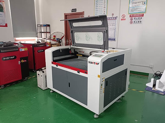 Macchina per il taglio e l'incisione laser CO2 personalizzata per un cliente sudafricano spedita con successo