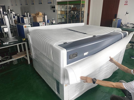 Macchina per il taglio e l'incisione laser CO2 personalizzata per un cliente sudafricano spedita con successo