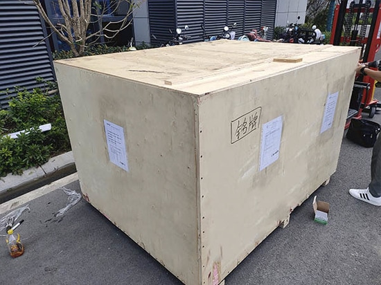 Macchina per il taglio e l'incisione laser CO2 personalizzata per un cliente sudafricano spedita con successo