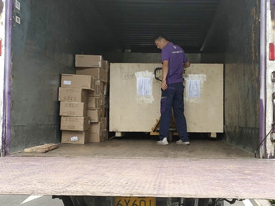 Macchina per il taglio e l'incisione laser CO2 personalizzata per un cliente sudafricano spedita con successo