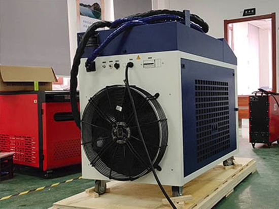 Saldatore laser portatile 6000W 4-in-1 personalizzato per un cliente spagnolo: assemblaggio e test completati, pronto per la spedizione