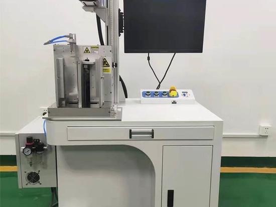 Macchina di marcatura laser automatica su misura di carico e scarico assemblata e pronta per la spedizione