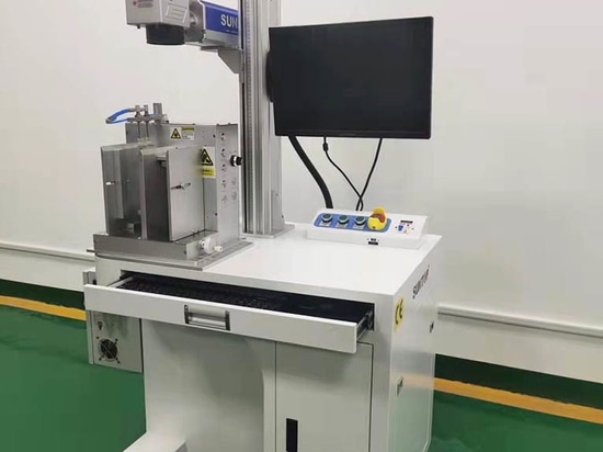 Macchina di marcatura laser automatica su misura di carico e scarico assemblata e pronta per la spedizione