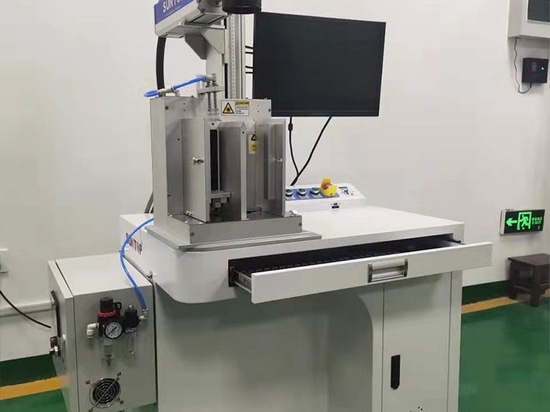 Macchina di marcatura laser automatica su misura di carico e scarico assemblata e pronta per la spedizione