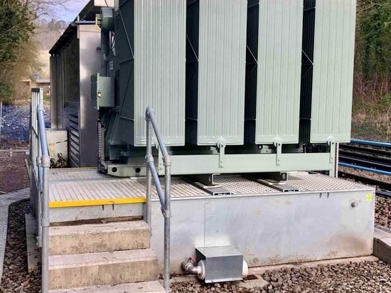 Fascia di contenimento antincendio SANERGRID TRT H con griglia EXTICOV e copertura PETROPIE SPI per l'acqua piovana