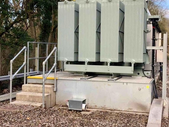 Fascia di contenimento antincendio SANERGRID TRT H con griglia EXTICOV e copertura PETROPIE SPI per l'acqua piovana